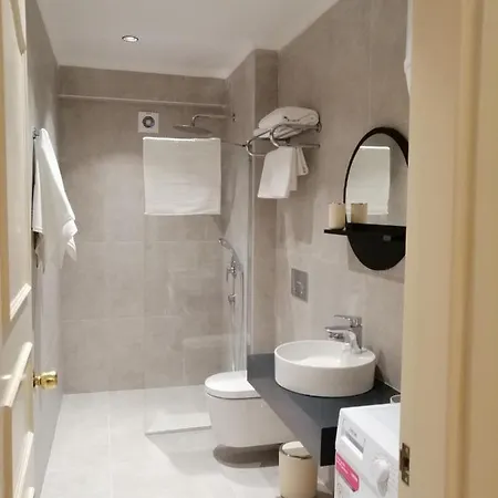 Channel Aparthotel *