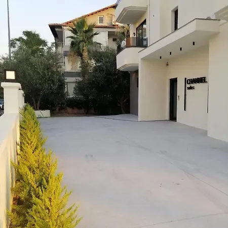 Channel Aparthotel *