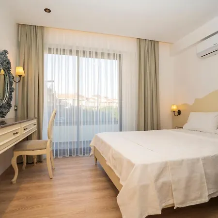 Channel Aparthotel *