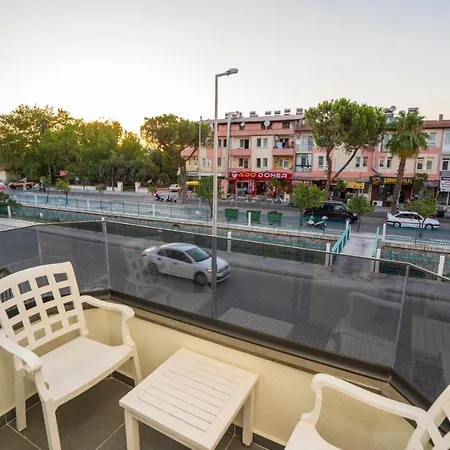 Channel Aparthotel *