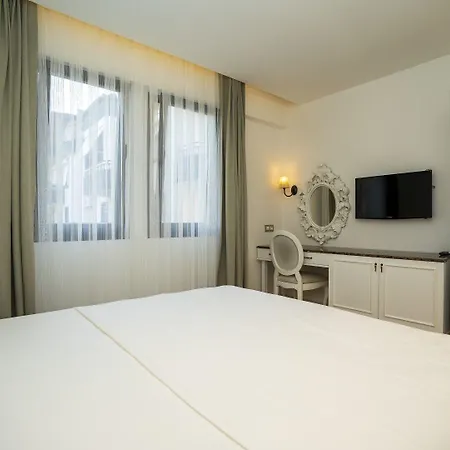 Channel Aparthotel 3*